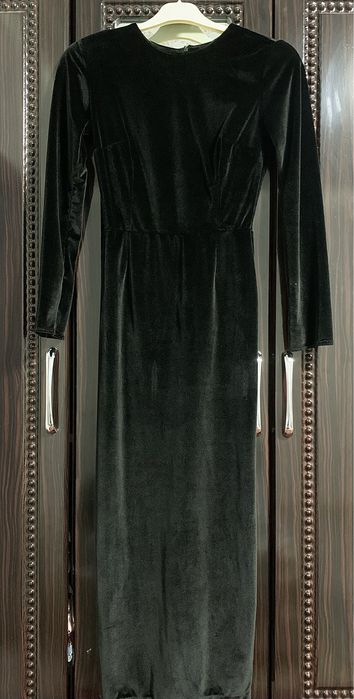 Прямое, длинное платье