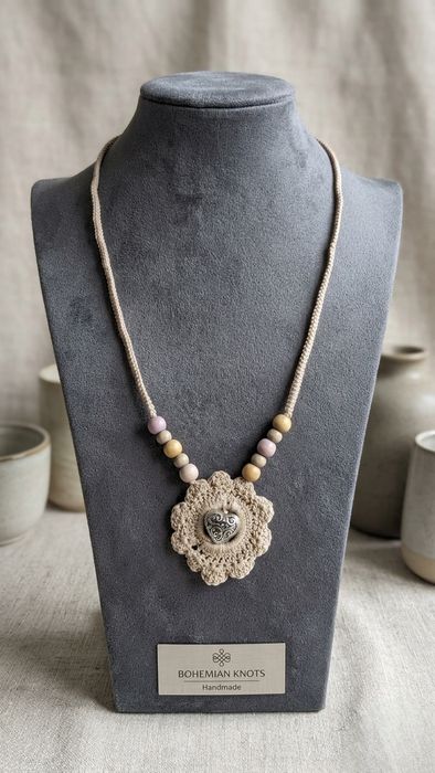 Colier Boho-Chic Handmade - Bumbac, Lemn și Inimă Filigranată (NOU)
