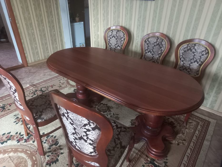 Стол в хорошем состоянии