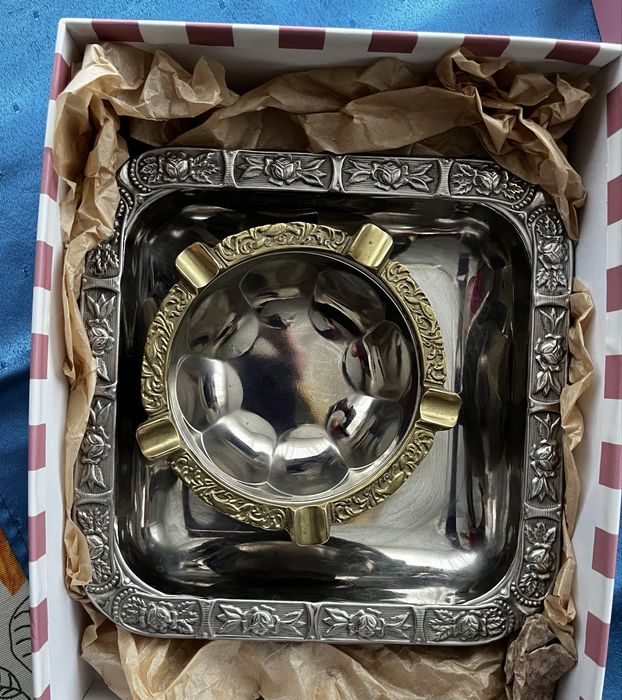 Декоративен комплект от инокс – пепелник и поднос с релефен борд