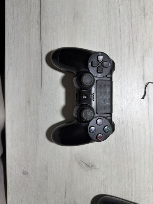 PS4 pro 1tb 2djoystika
