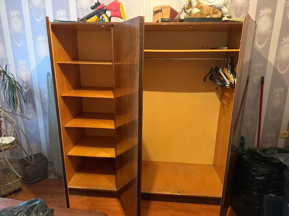 Дървен гардероб в добро състояние