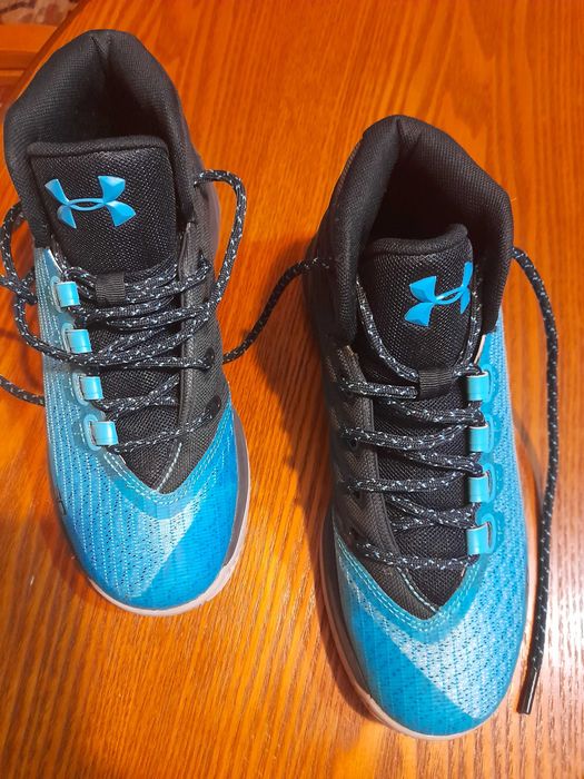 Vand adidasi marca UnderArmour aproape noi