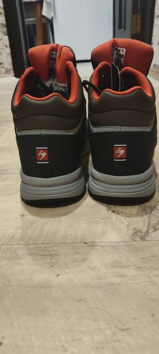 Продам зимние кроссовки !!!