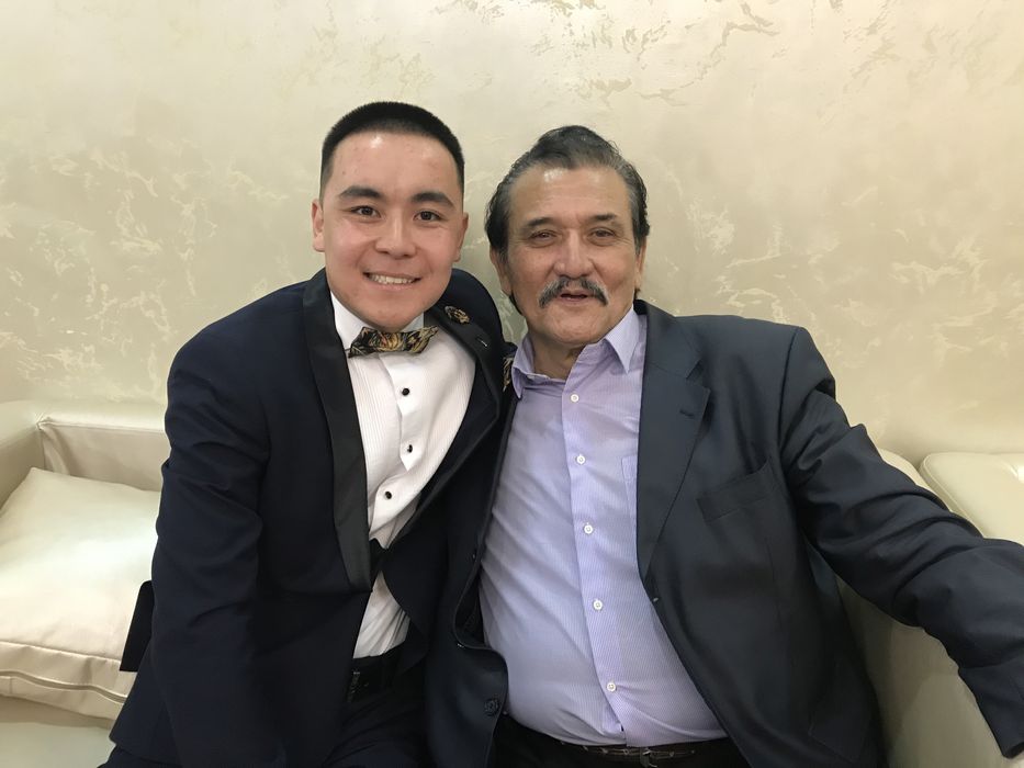 Ведущий на двух языках