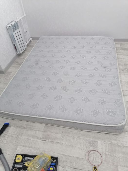 Кровать с матрасом