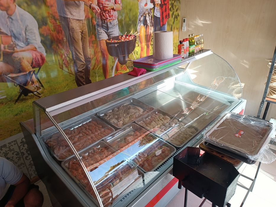 Витринный холодильник для колбасных и мясных продуктов