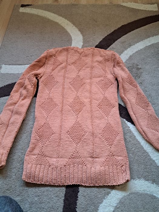 Чисто нов вълнен ръчно плетен пуловер