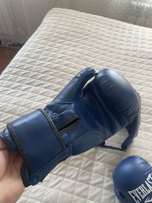 Продам боксерские перчатки и шлем.
