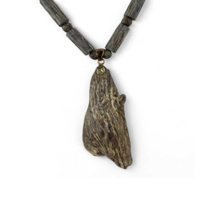 Колие с висулка от агарово дърво