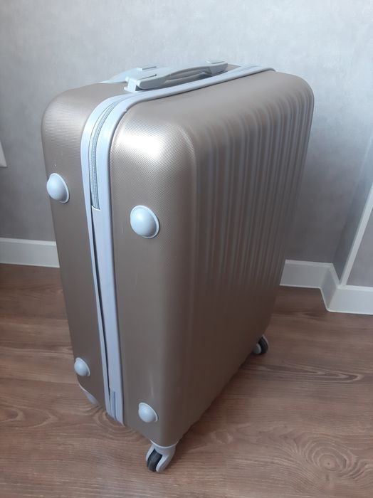 Чемодан среднего размера "М".