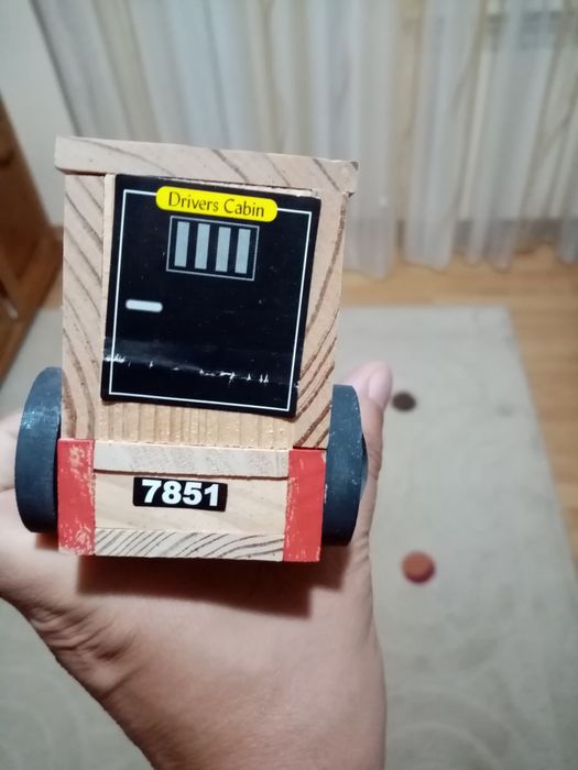 vand locomotiva din lemn