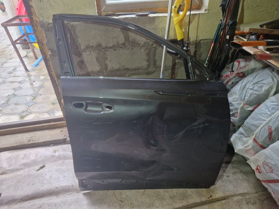 Продам дверь переднию правую Changan Cs75plus