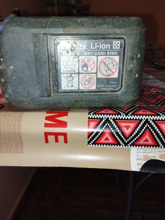 Vând acumulator Makita