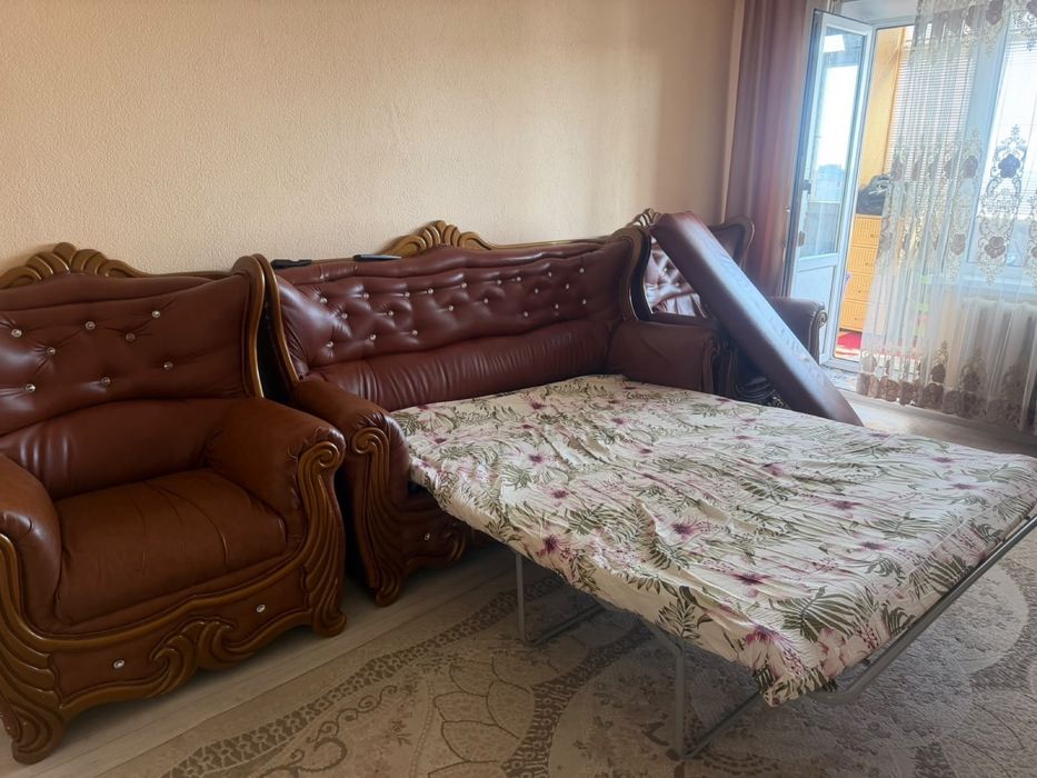 Продается кожаный диван с креслами