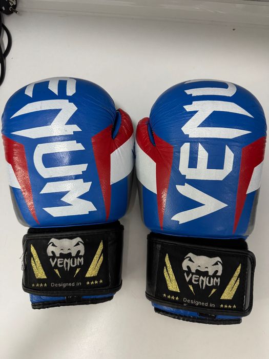 боксерские перчатки, шлем