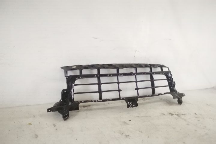 Порше Каиен / Porsche Cayenne Оригинална централна решетка в добро със