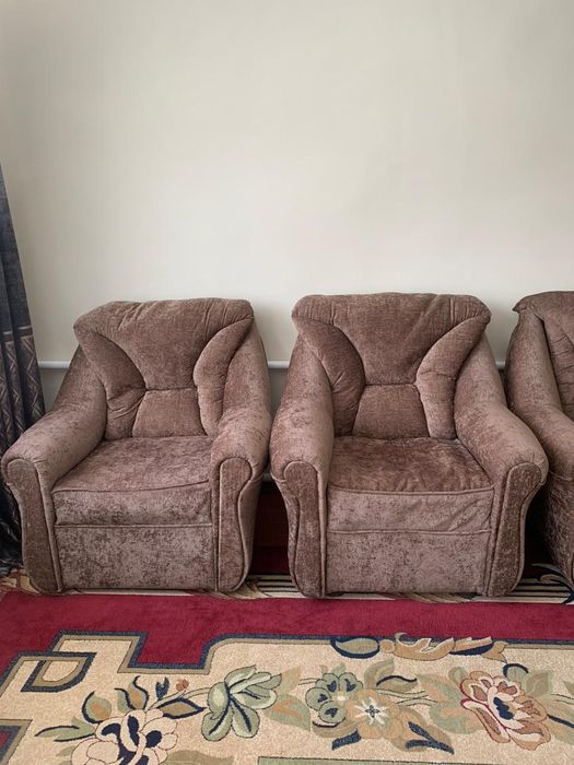 Угловой диван и два кресла..