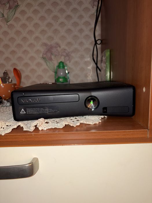 Продавам Xbox 360 с 2 джостика и 25 игри !