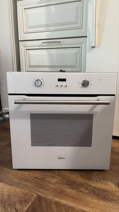 Духовка Midea, белая, новая.