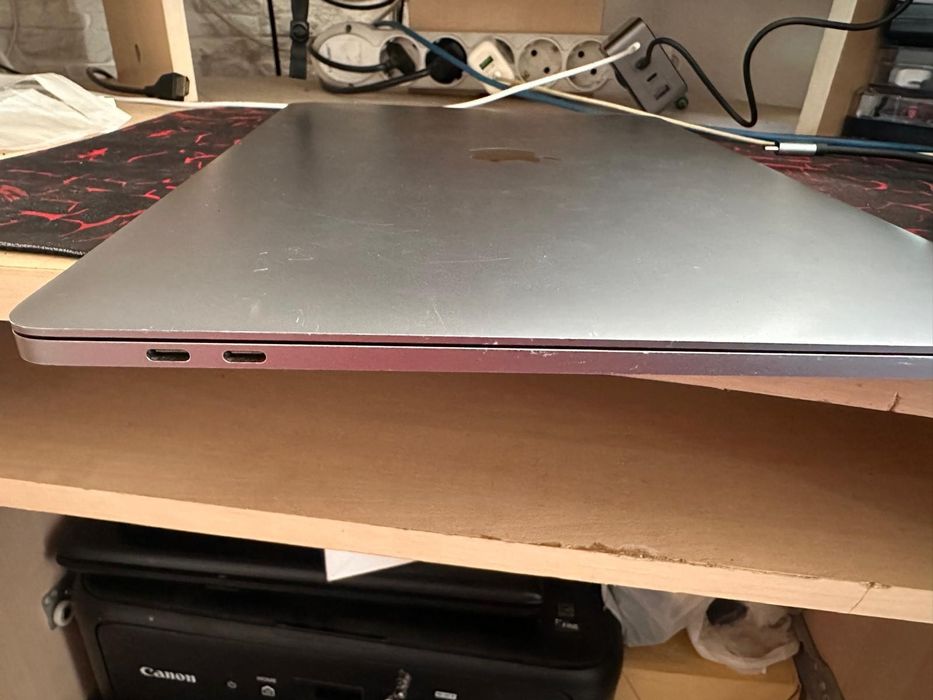 MacBook Pro 15" 2017 - i7 / 16GB RAM / 512GB / Radeon Pro 560 4GB / Baterie Nouă (14 Cicluri)!