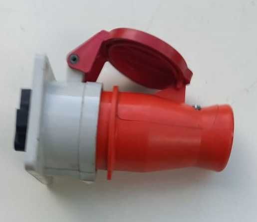 Вилки трёхфазные, розетки и масляный насос.