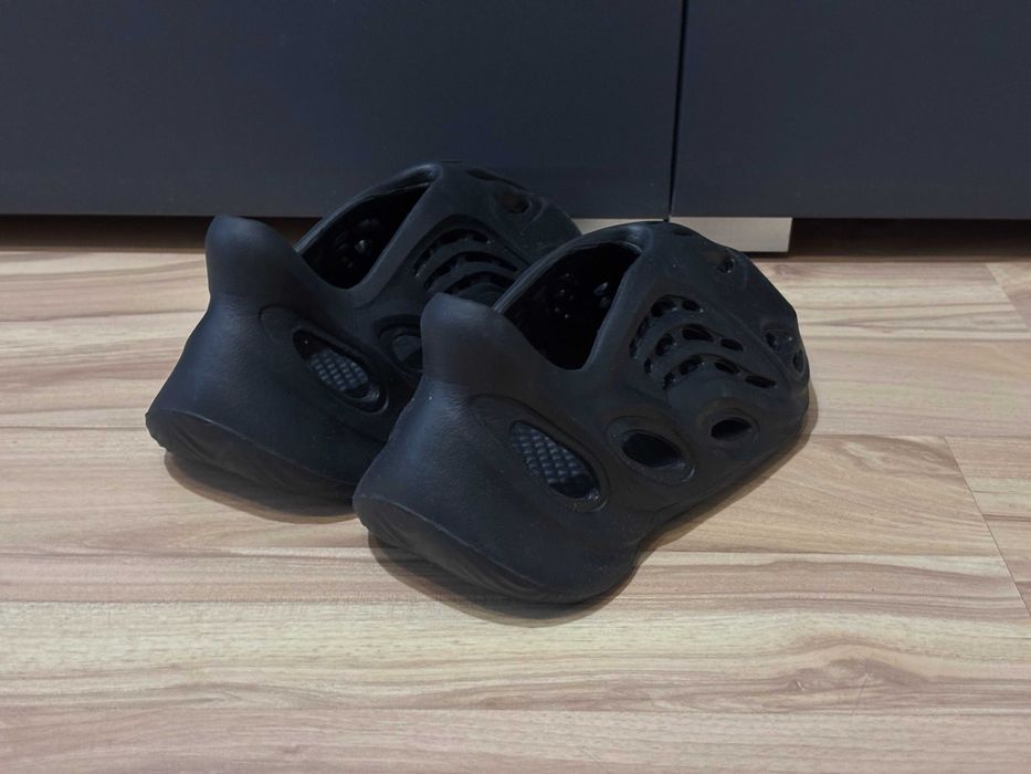 Оригинални Adidas Yeezy Foam RNNR US6