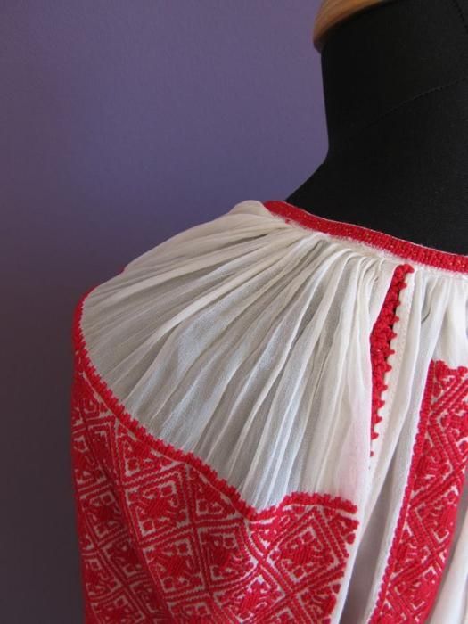 ie și poale cusute pe marchizet cu fir de bumbac de culoare roșie.