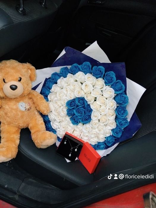 Buchet cu 81 de trandafiri de săpun.