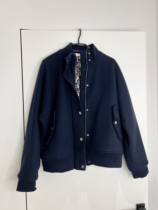 Jachetă bleumarin Dior – Design elegant și rafinat