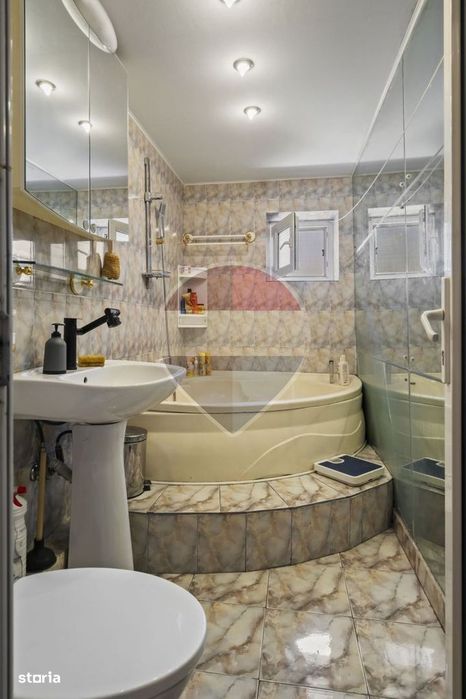 Apartament cu 4 camere de vânzare în zona Sebastian
