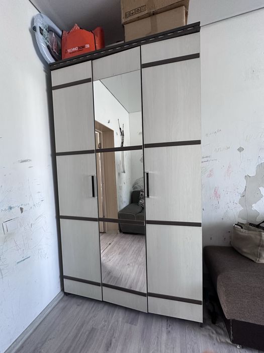 Большой шкаф для одежды