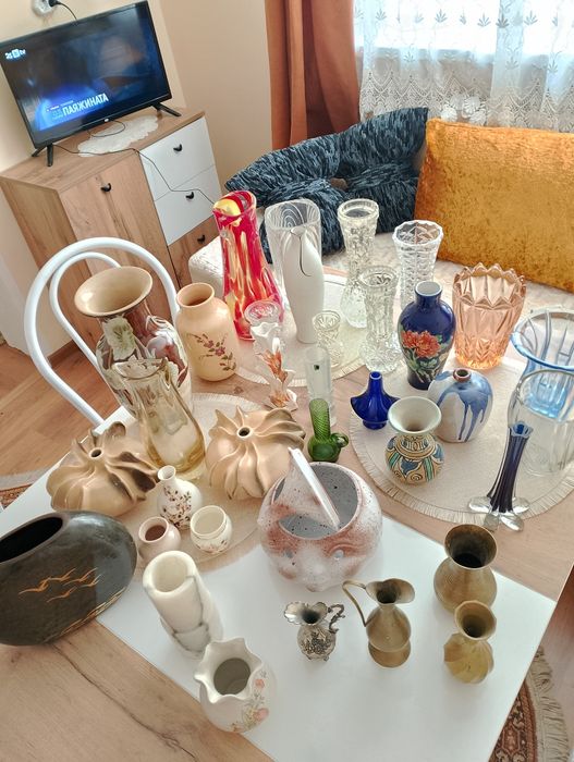 Различни видове стари-ретро вази,чаши