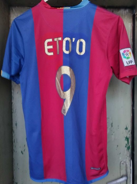 Много стари спортни облекла,