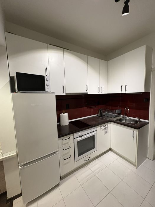 Кухня с котлони и фурна за вграждане