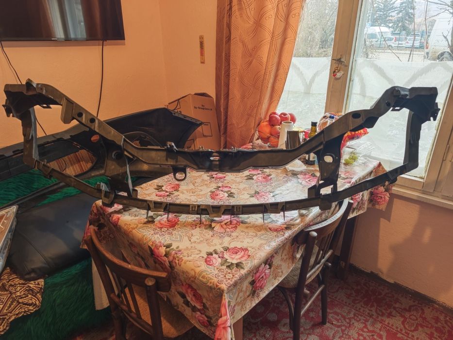 Продавам нова броня и нова маска и десен фар 2а употреба за Форд Фокус