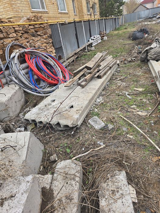 Отдам плиты,блоки и свай