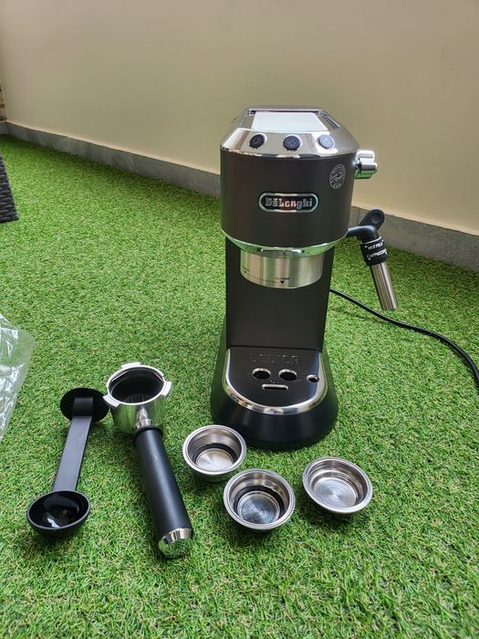 Кафемашина с ръкохватка Делонги DeLonghi Dedica EC685W Черна Червена