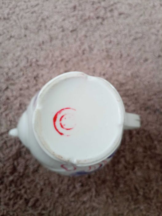 Красива порцеланова каничка