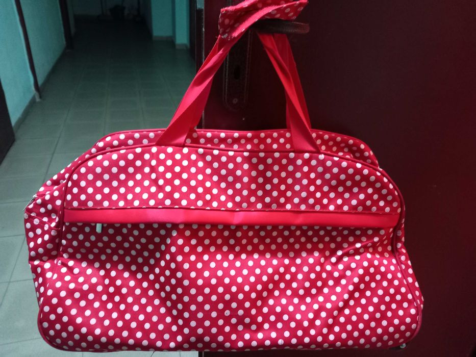 Червена раница и чанта