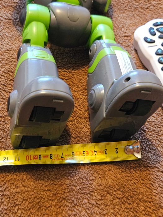 Танцуващ програмируем робот с дистанционно