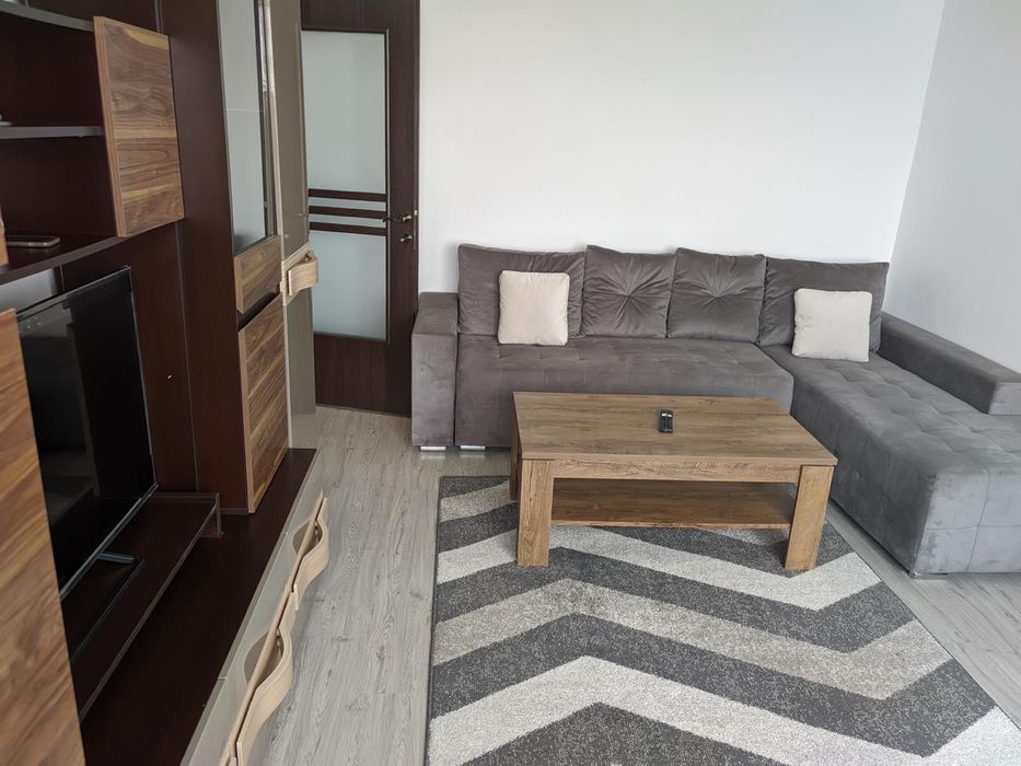 Închiriez apartament 3 camere – zonă centrală