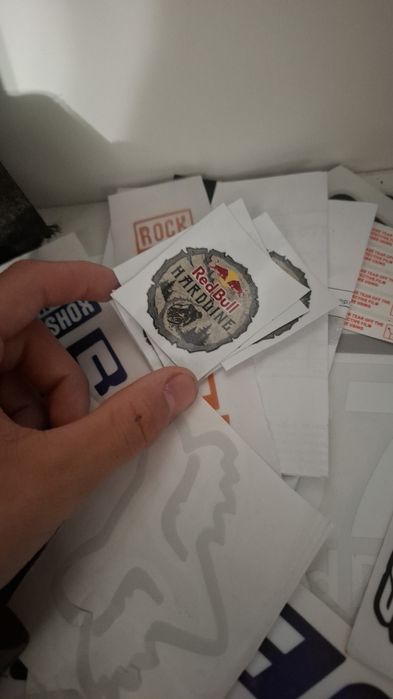 Vand stickere. Orice fel de stickere, pot sa le customizez