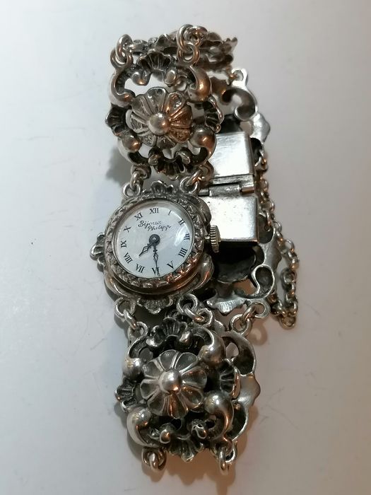 Сребърен дамски часовник работещ