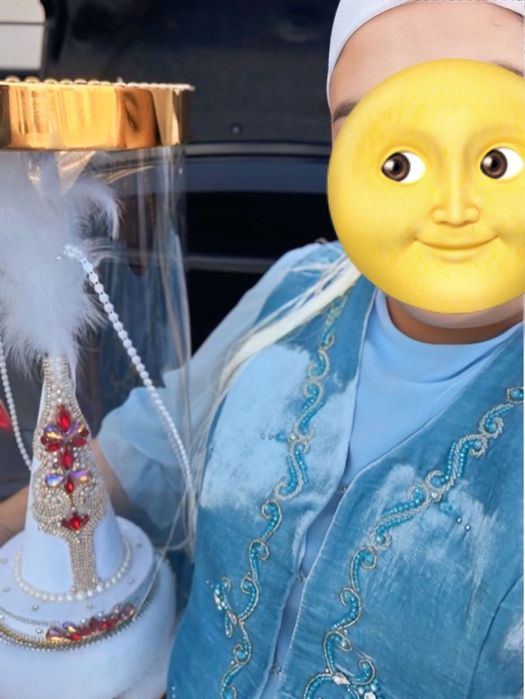 Кажекей көйлегімен