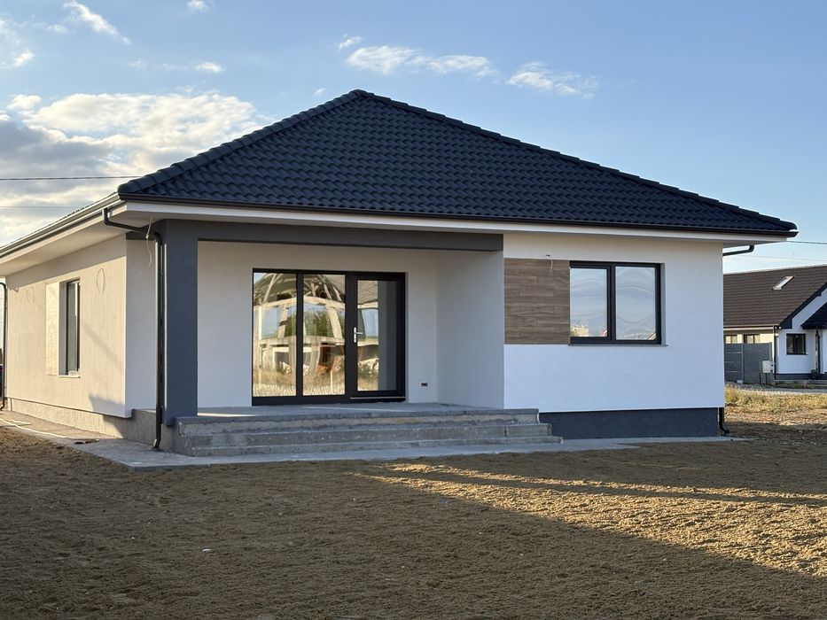 Casa noua cu PANOURI FOTOVOLTAICE, teren 553 mp, (utilitati complete)