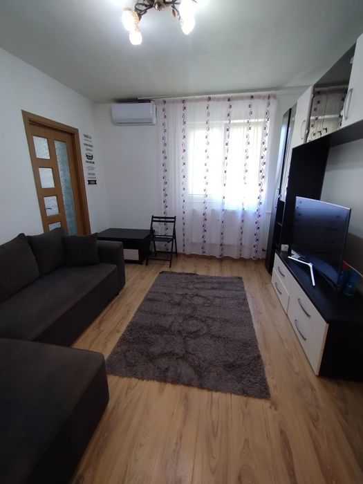 Închiriez apartament