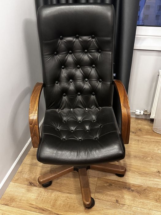 Кожанное кресло