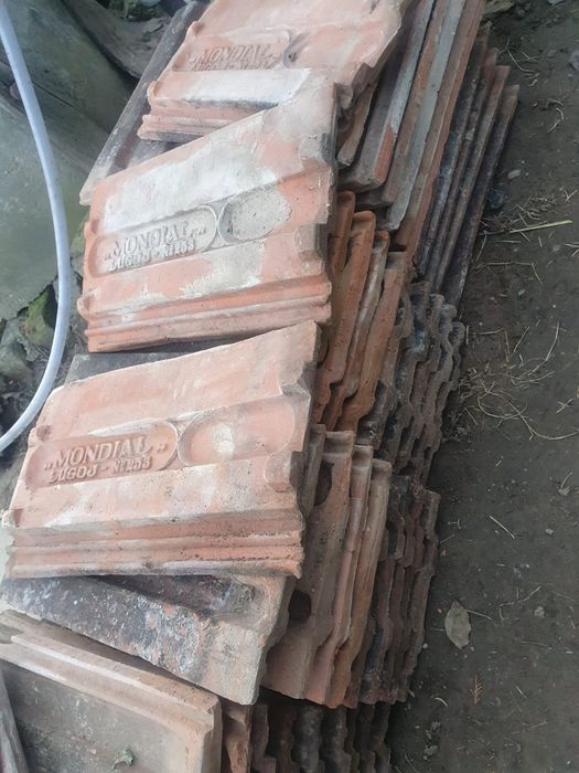 Vănd țigla folosită, în stare bună