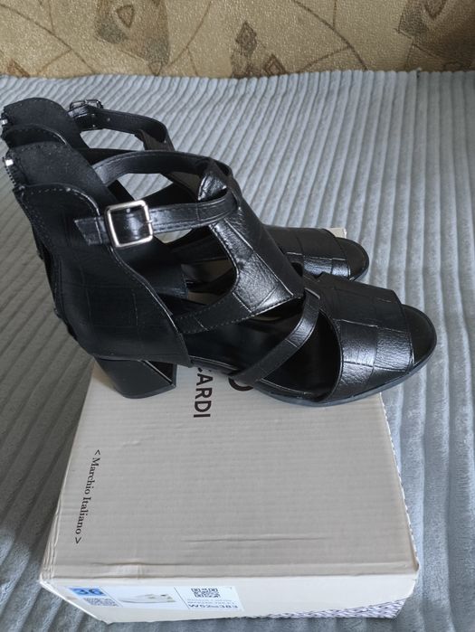 Продам босоножки и туфли